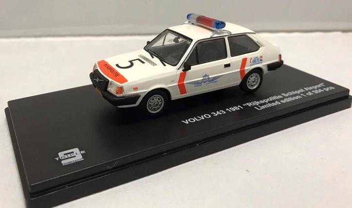 JSN Triple9 1:43 Volvo 343 Rijkspolitie NL Schiphol, Hobby en Vrije tijd, Modelauto's | 1:43, Nieuw, Auto, Overige merken, Ophalen of Verzenden