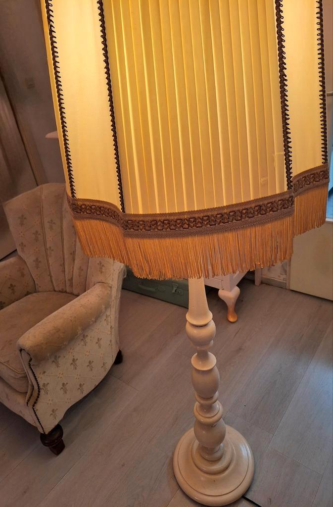 €15 Vintage Staande Lamp met Voetknop, Huis en Inrichting, Lampen | Vloerlampen, Gebruikt, 150 tot 200 cm, Hout, Metaal, Stof