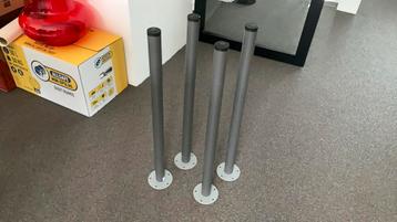 4 metalen tafelpoten beschikbaar voor biedingen