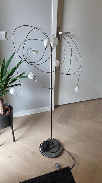 7-kelks dimbare staande lamp beschikbaar voor biedingen