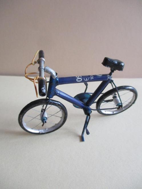 poppenhuis klein kinderfietsje gemaakt van blik, Verzamelen, Poppenhuizen en Toebehoren, Gebruikt, Decoratie, Ophalen of Verzenden