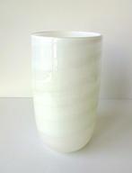 Grote glazen vaas wit opaline met lichtere banen 3133-g, Antiek en Kunst, Ophalen of Verzenden