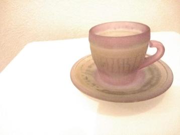 Glazen  kop-en-schotel uit Israel in paars/ grijs, joods beschikbaar voor biedingen