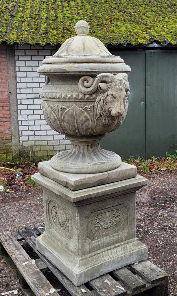 Zware zandsteen look tuinvaas op sokkel, Tuin en Terras, Bloembakken en Plantenbakken, Nieuw, Beton, Tuin, 60 cm of meer, Minder dan 60 cm