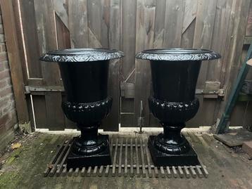 2 gietijzeren tuinvazen bloempotten beschikbaar voor biedingen