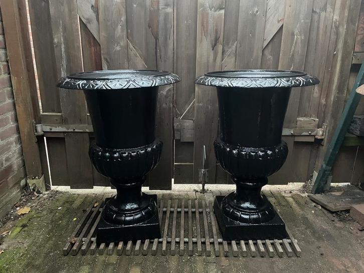 2 gietijzeren tuinvazen bloempotten, Tuin en Terras, Tuinvazen, Ophalen of Verzenden