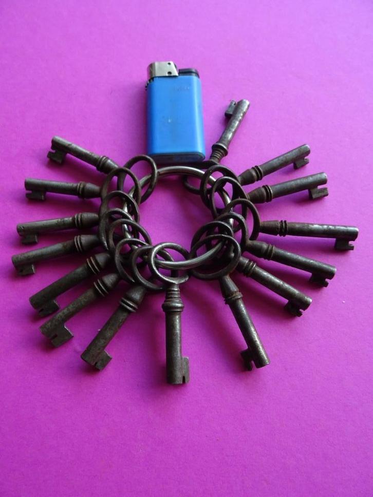 15 x OUDE ANTIEKE KAST MEUBEL SLEUTELS SLEUTEL KASTJE KIST, Antiek en Kunst, Curiosa en Brocante, Ophalen of Verzenden