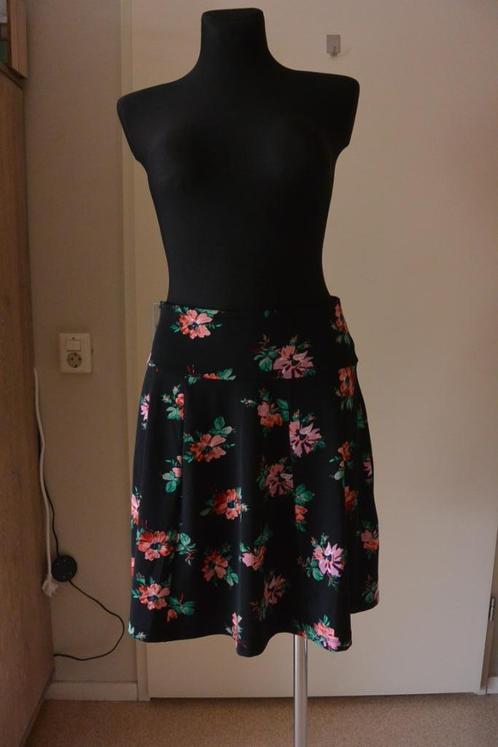 King Louie rok S zwart met print groen, roze en rood, Kleding | Dames, Rokken, Zo goed als nieuw, Maat 36 (S), Zwart, Boven de knie