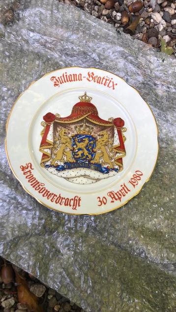 Mooi gaaf wandbord Juliana/Beatrix beschikbaar voor biedingen