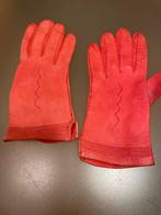 Rode suède dameshandschoenen Medium, Ophalen of Verzenden, Zo goed als nieuw, Maat 38/40 (M), Handschoenen