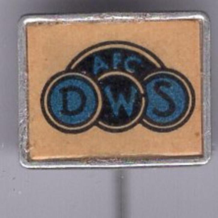 D.W.S. papier op aluminium voetbalclub speldje ( Y_042 ), Verzamelen, Speldjes, Pins en Buttons, Zo goed als nieuw, Speldje of Pin