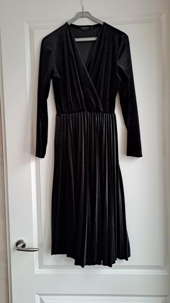 Prachtige fluwelen dames jurk van Musthaves By Elja, Kleding | Dames, Jurken, Zo goed als nieuw, Maat 42/44 (L), Zwart, Onder de knie