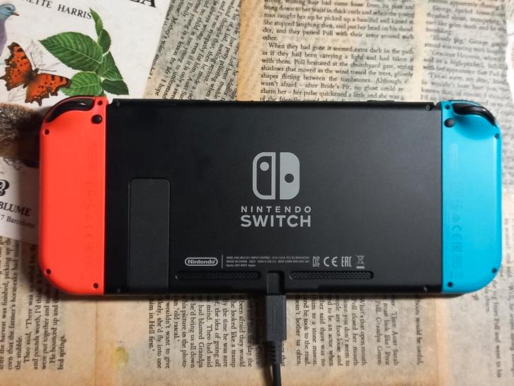 Nintendo Switch Almost New with 8 games, Spelcomputers en Games, Spelcomputers | Nintendo Switch, Zo goed als nieuw, Switch Original