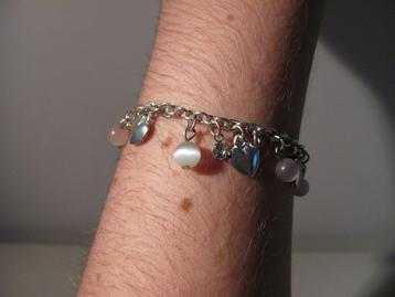 Zilver kleurige Armband Met Bedeltjes / Accessoire ~ Sieraad beschikbaar voor biedingen