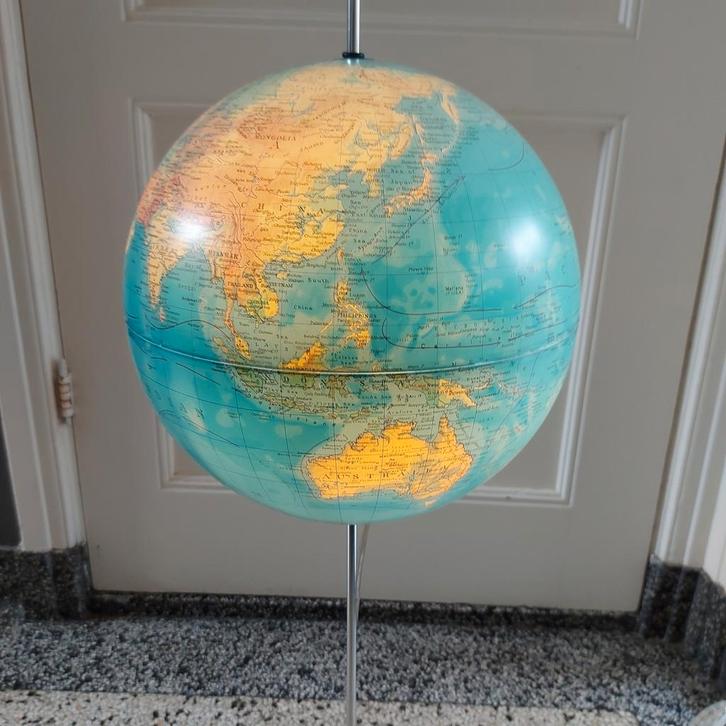 Radius Design globe earth lamp
vloerlamp lamp wereldbol, Huis en Inrichting, Woonaccessoires | Wereldbollen, Gebruikt, Ophalen