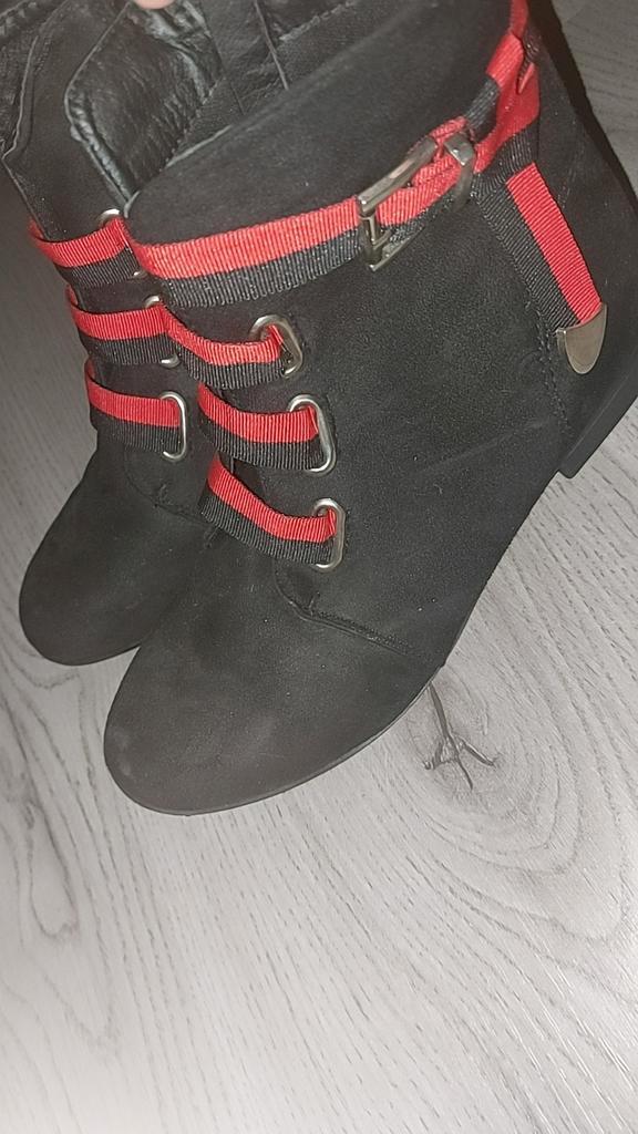 Zwarte Enkellaarsjes met Rode Details - Maat 39, Kleding | Dames, Schoenen, Gedragen, Lage of Enkellaarzen, Zwart, Ophalen of Verzenden