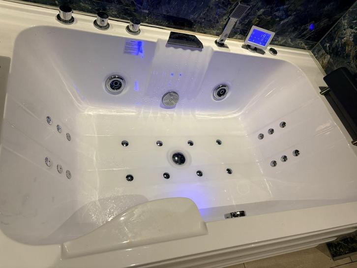 Maxaro whirlpool bad, Huis en Inrichting, Badkamer | Complete badkamers, Zo goed als nieuw, Ophalen