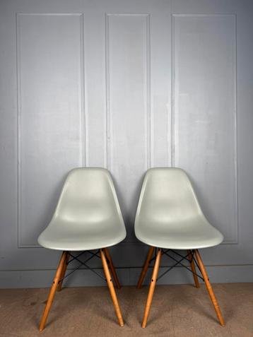 14 originele Vitra Eames DSW design stoelen beschikbaar voor biedingen