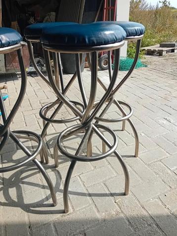 Vier barkrukken met metalen frame en blauw leer beschikbaar voor biedingen