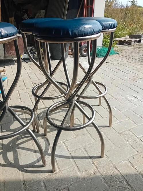 Vier barkrukken met metalen frame en blauw leer, Huis en Inrichting, Barkrukken, Gebruikt, 60 tot 90 cm, Leer, Metaal, 4 krukken