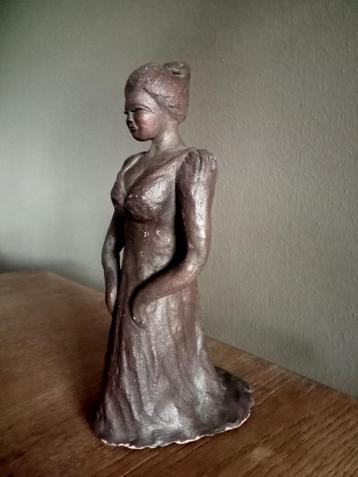 TERRACOTTA VROUWENBEELD beschikbaar voor biedingen