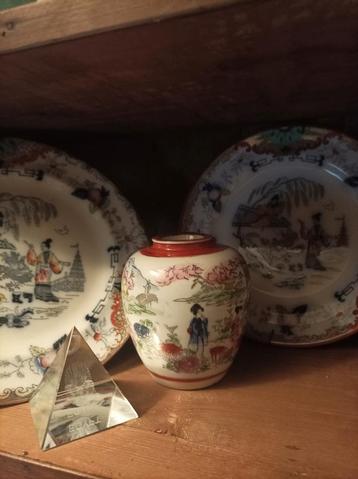 Antieke Chinese vaas/potje en borden beschikbaar voor biedingen