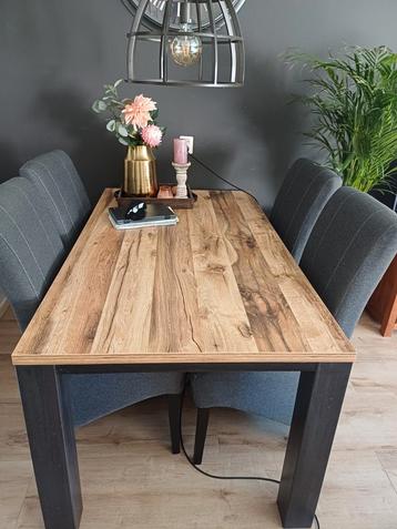 4 netjes grijs stoelen  beschikbaar voor biedingen