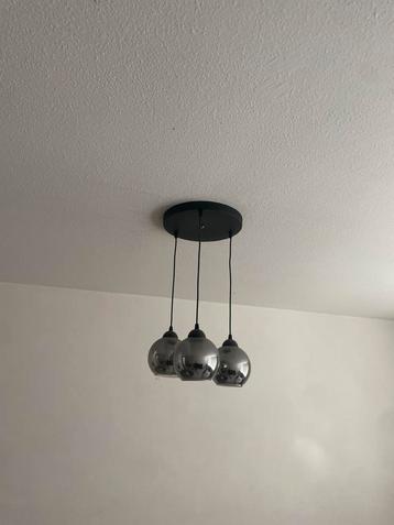 Moderne hanglamp met 3 glazen bollen beschikbaar voor biedingen