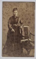 cdv tienermeisje lange jurk staand Utrecht 1860's, Verzenden, Voor 1940, Gebruikt, Foto
