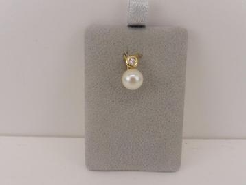 Gouden hanger met parel en diamant                      G119 beschikbaar voor biedingen