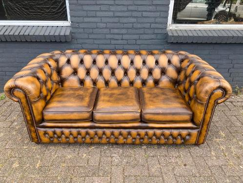 Springvale Chesterfield bank goudbruin GRATIS BEZORGD, Huis en Inrichting, Banken | Voetenbanken en Poefen, 125 cm of meer, Rechthoekig