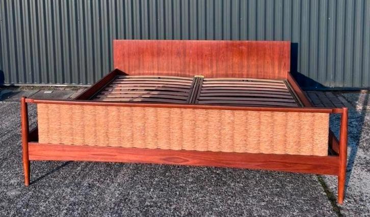 Vintage Groot Bed Louis van Teeffelen Stijl, Huis en Inrichting, Slaapkamer | Bedden, Gebruikt, Tweepersoons, Overige maten, 200 cm