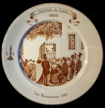 Antiek zeldzaam wandbord van Petrus Regout. Les Marionettes beschikbaar voor biedingen