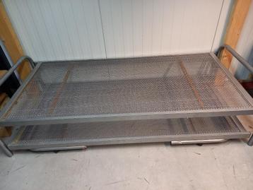 Bed met onderschuifbed ijzer beschikbaar voor biedingen