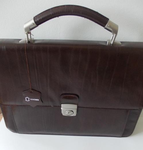 Leren attaché tas met schouderband (nieuw showroom model), Sieraden, Tassen en Uiterlijk, Tassen | Schoudertassen, Nieuw, Overige merken