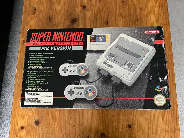Super Nintendo Entertainment System in box, Spelcomputers en Games, Spelcomputers | Nintendo Super NES, Gebruikt, Met 2 controllers