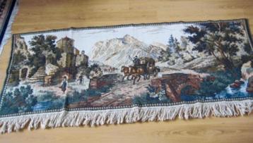 MOOI WANDKLEED MET MENSEN KOETS PAARDEN ,KASTEEL EN BERGEN , beschikbaar voor biedingen