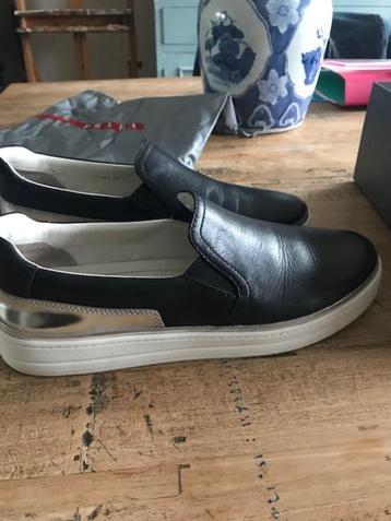 GEZOCHT: Prada sneakers als op de foto's: maat 39/39,5/40 beschikbaar voor biedingen
