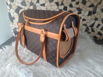 Louis Vuitton’s classic Dog Carrier honden tas reistas
 beschikbaar voor biedingen