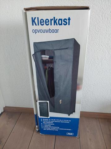Mobiele kledingkast beschikbaar voor biedingen