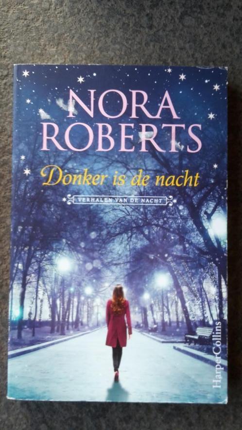 Nora Roberts - Donker is de nacht, Boeken, Romans, Zo goed als nieuw, Nederland, Ophalen of Verzenden