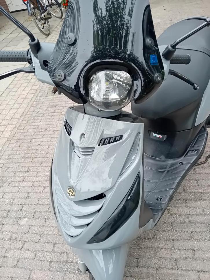 Piaggo zip 50cc full led Custom paint Nardo Grey!!, Fietsen en Brommers, Scooters | Piaggio, Zo goed als nieuw, Zip, Benzine, Ophalen of Verzenden