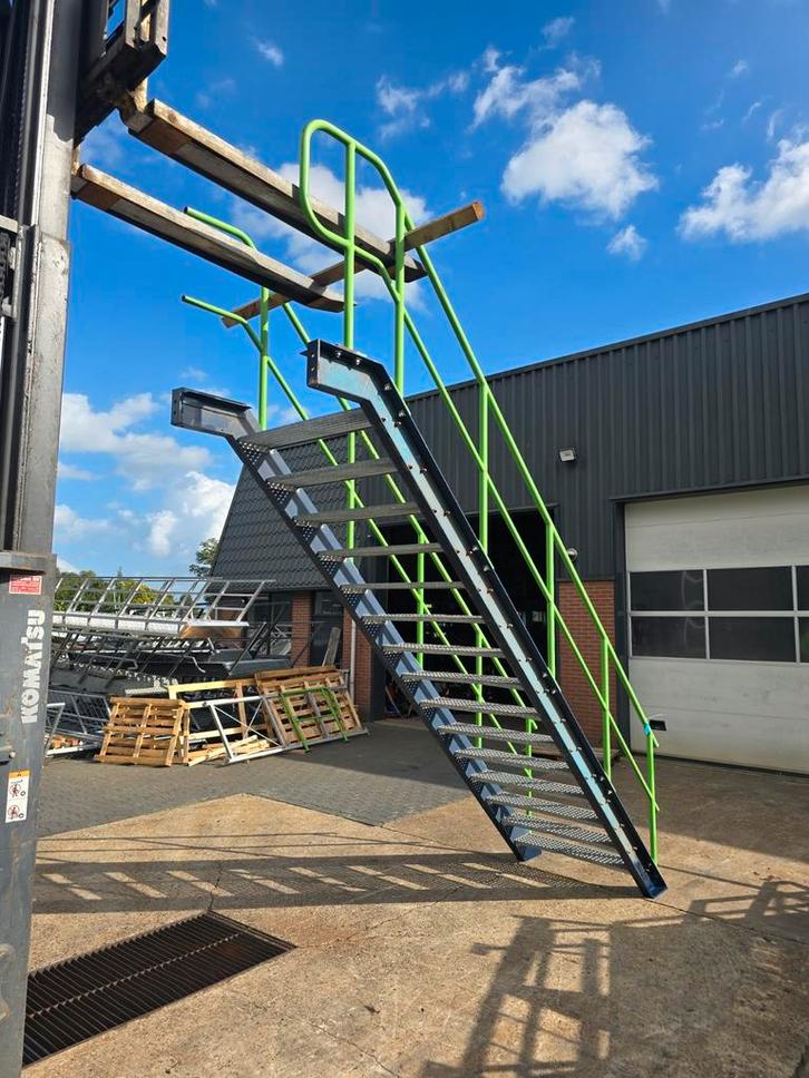 Stalen trap blauw/groen hoog 3.25mtr. Nob134, Doe-het-zelf en Verbouw, Ladders en Trappen, Zo goed als nieuw, 2 tot 4 meter, Ophalen