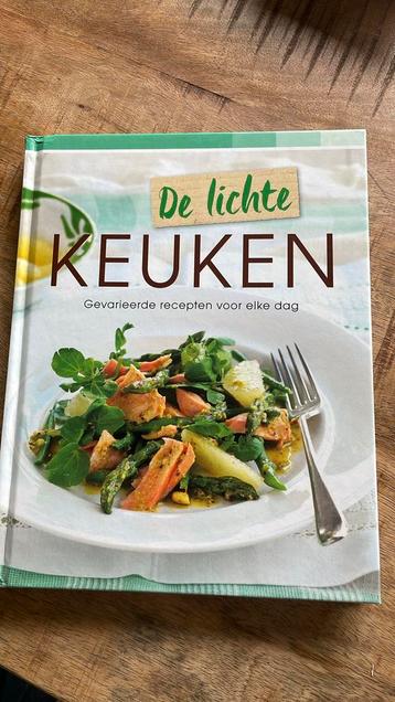 De lichte keuken beschikbaar voor biedingen