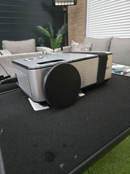 Beamer van het merk Strex  met een grote doek., Audio, Tv en Foto, Beamers, Zo goed als nieuw, LED, Ophalen of Verzenden