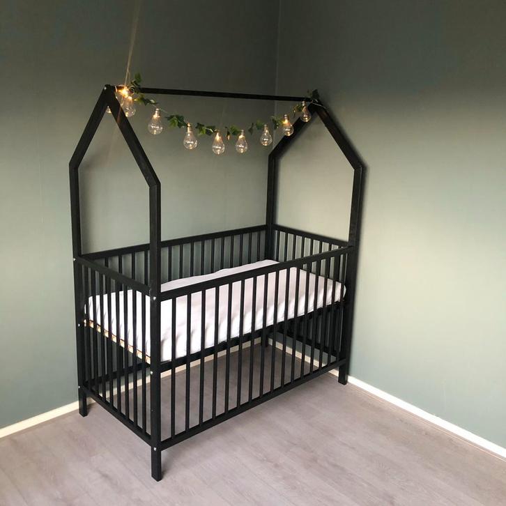 Zwart Houten Huisje Ledikant - Basic House, Kinderen en Baby's, Babywiegjes en Ledikanten, Gebruikt, Ledikant, Ophalen