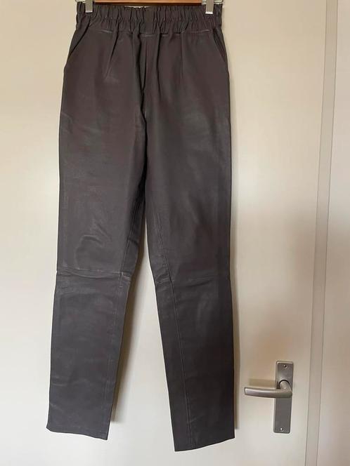 Stretch leren broek chino Est’Seven grijs nwpr 389 E, Kleding | Dames, Broeken en Pantalons, Zo goed als nieuw, Maat 36 (S), Grijs