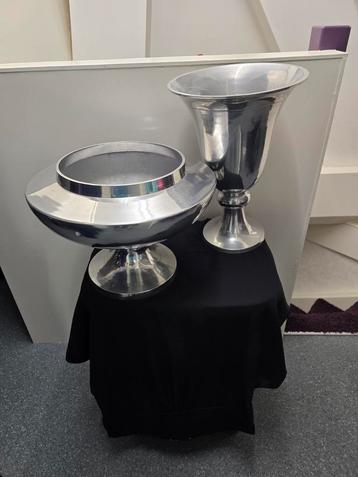 Aluminium schaal en vaas beschikbaar voor biedingen