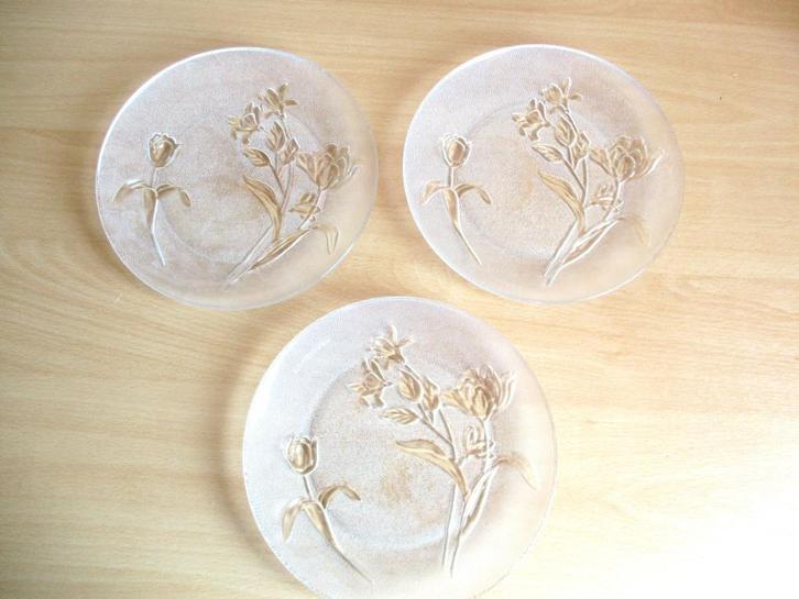 3 Gebaksbordjes - glas - met rozen, Huis en Inrichting, Keuken | Servies, Zo goed als nieuw, Bord(en), Overige stijlen, Glas, Ophalen of Verzenden