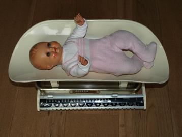 ANTIEK BABY POPJE CELULOID MET STOFFEN LIJFJE beschikbaar voor biedingen